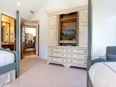 Super Close to Downtown Luxury Ski Home  Five Bedrooms